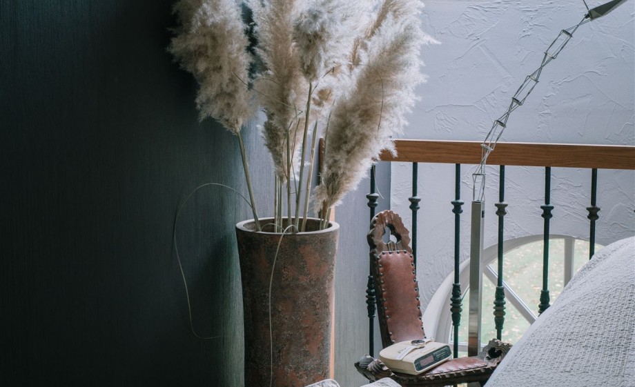 Spijlen op de bovenverdieping in de kerk | Foto: Sheena Schouwink