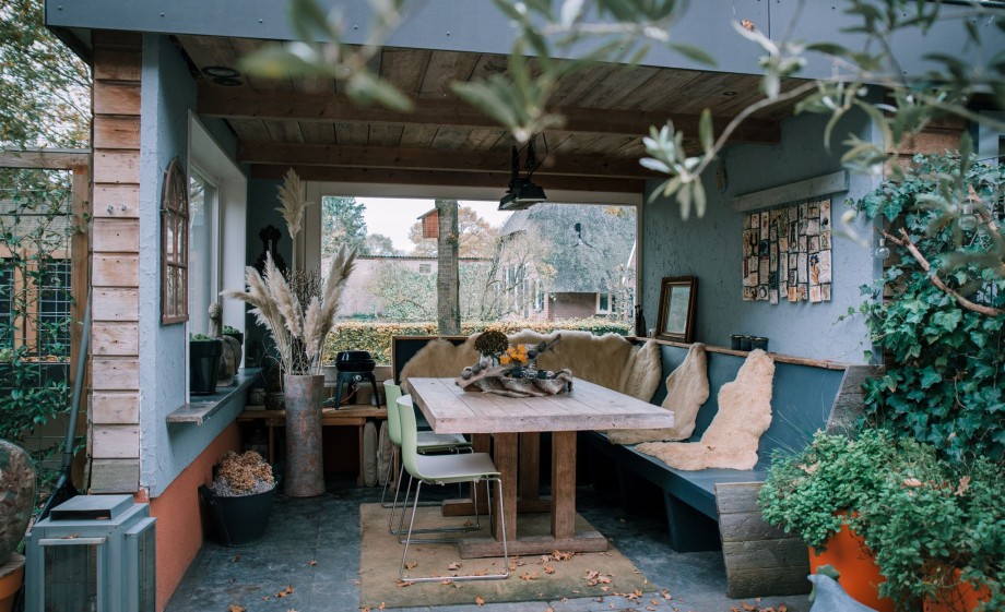 Lekker tuinzitje bij de kerk | Foto: Sheena Schouwink