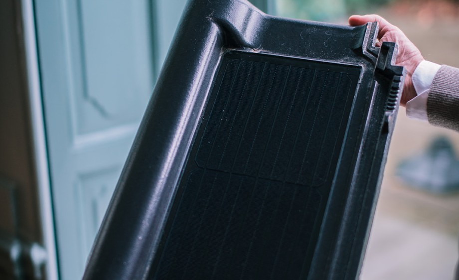 Andere kant van de dakpan met zonnepaneel | Foto: Sheena Schouwink