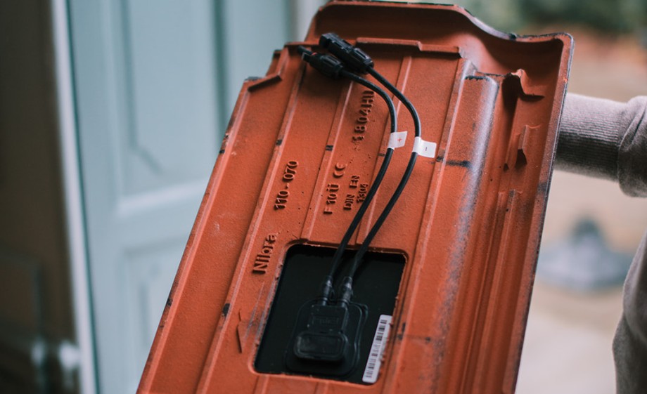 Dakpan met zonnepaneel | Foto: Sheena Schouwink