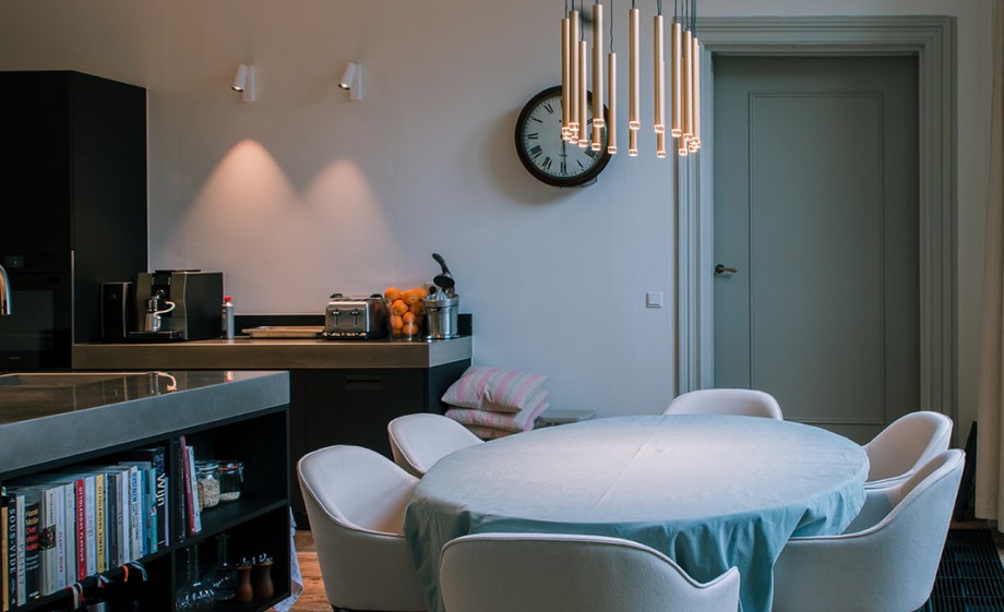 Geïsoleerde vloer met oude planken uit de VOC-tijd | Foto: Sheena Schouwink