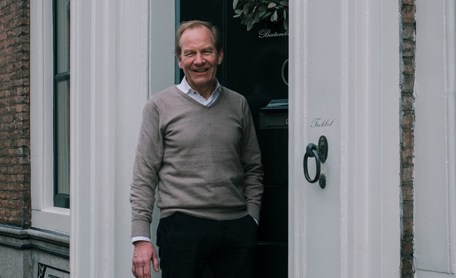Bewoner Rutger Batenburg bij de voordeur van het monumentale pand in Middelburg | Foto: Sheena Schouwink 