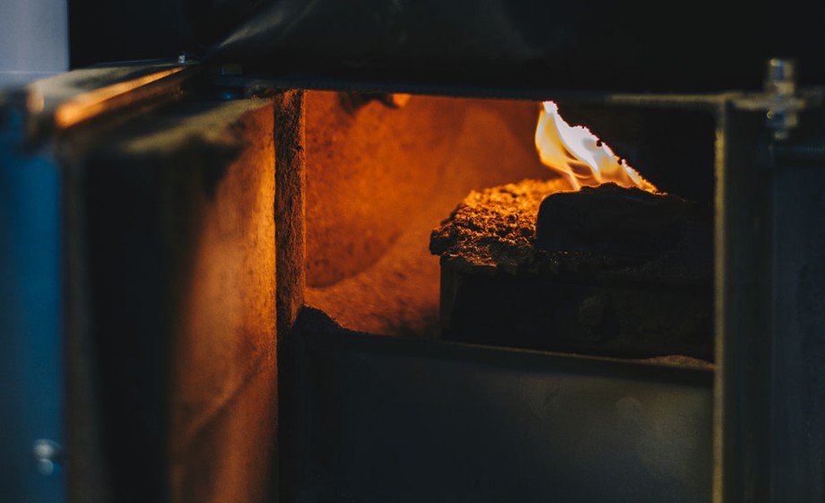Stoken in een pelletkachel | Foto: Marjon Lukje