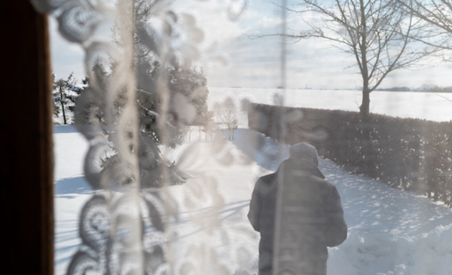 Peter voor zijn woonwagen op de wintercamping in Vorden | Foto: Marjon Lukje
