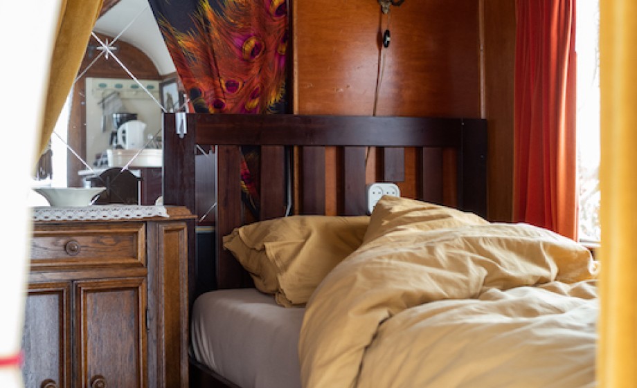 Slaapvertrek in de woonwagen | Foto: Marjon Lukje