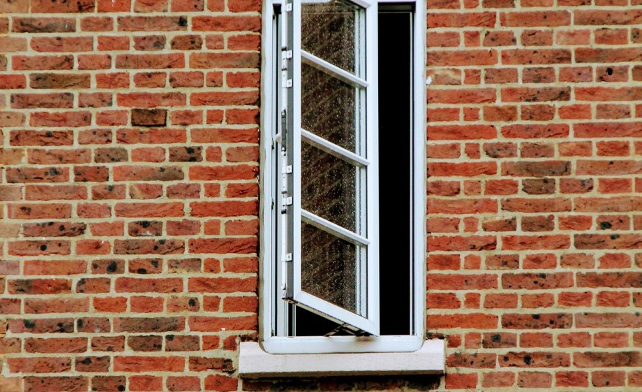 Zoek naar kieren bij het raam | Foto: Pixabay