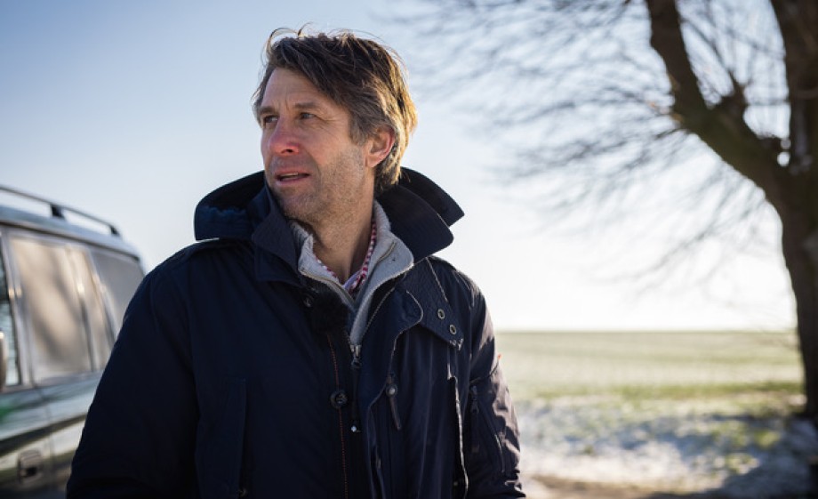 Raymond Niesten op zijn akker | Foto: Floris Heuer