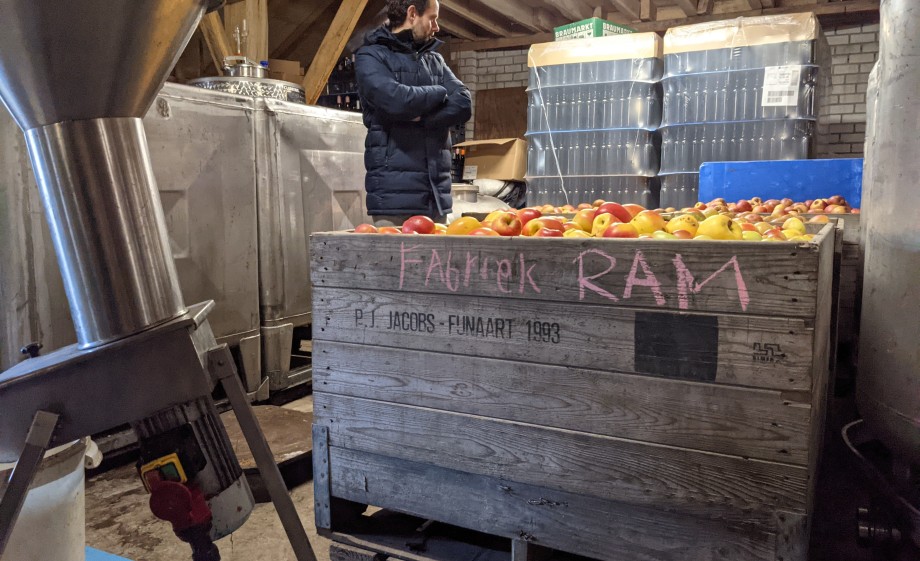 Appels in de bak voor persing | Thomas Ram