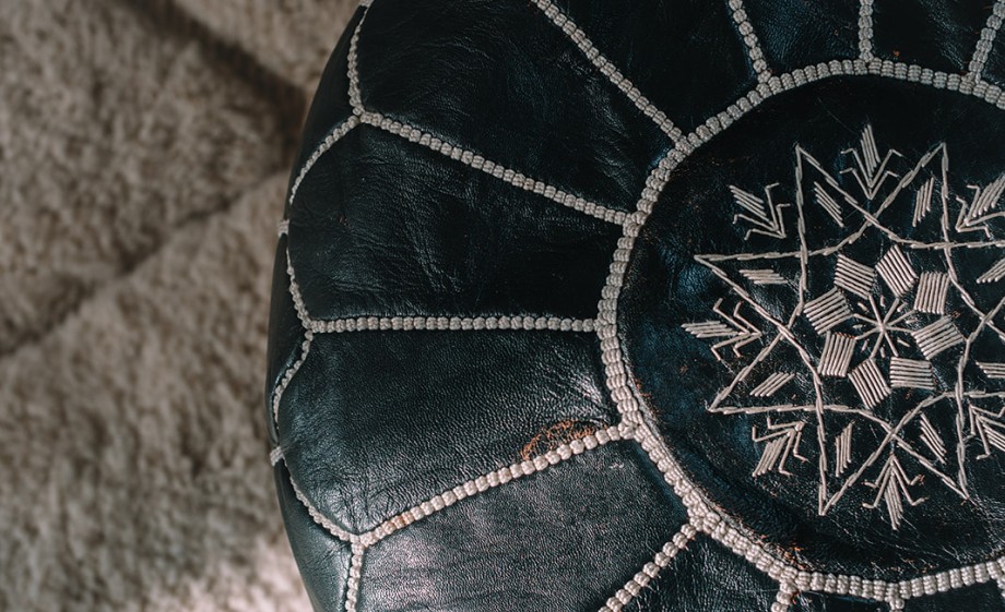 Poef in slaapkamer met Marokkaanse kleden | Foto: Sheena Schouwink