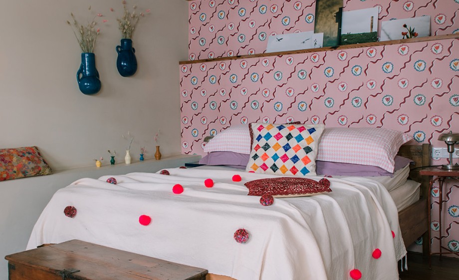 Slaapkamer met Marokkaanse kleden | Foto: Sheena Schouwink