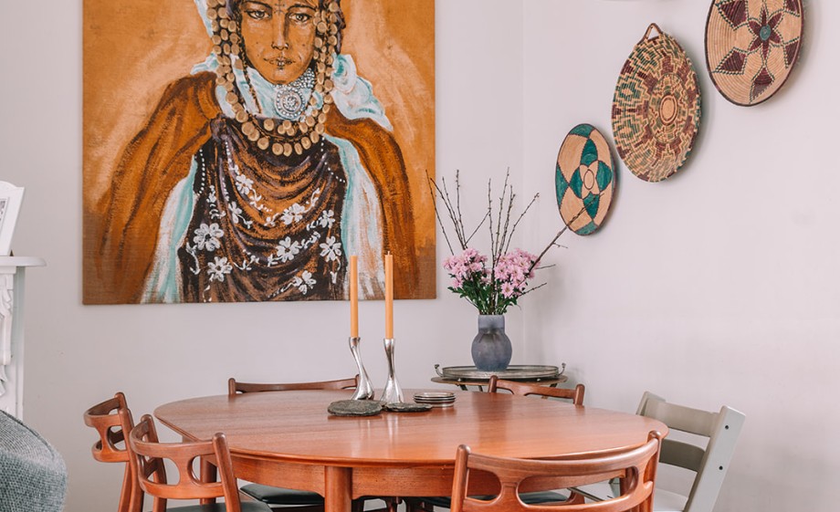 Eettafel met lokale kunst aan de muur | Foto: Sheena Schouwink