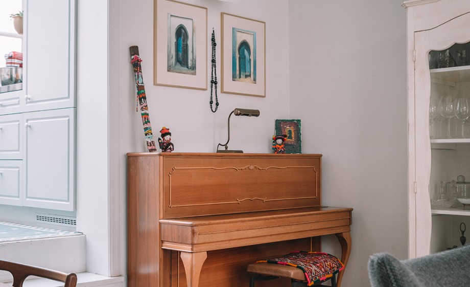 Piano in de woonkamer | Foto: Sheena Schouwink