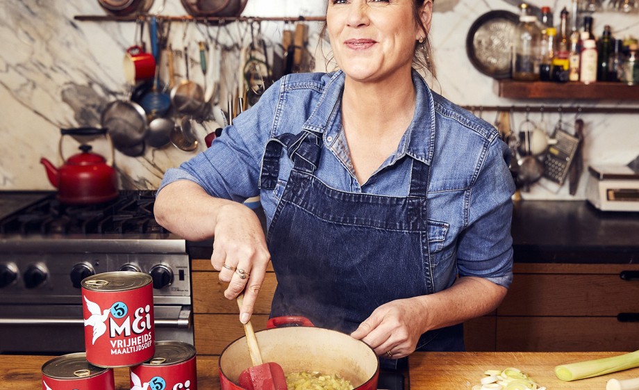 Yvette van Boven bereidt de vrijheidsmaaltijdsoep | Foto: Oof Verschuren 