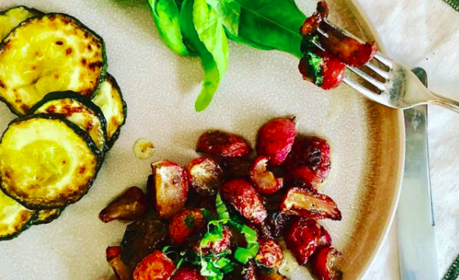 Geroosterde radijsjes van de moestuin | Foto: Marleen van Es i.s.m. Meisjes Van De Moestuin