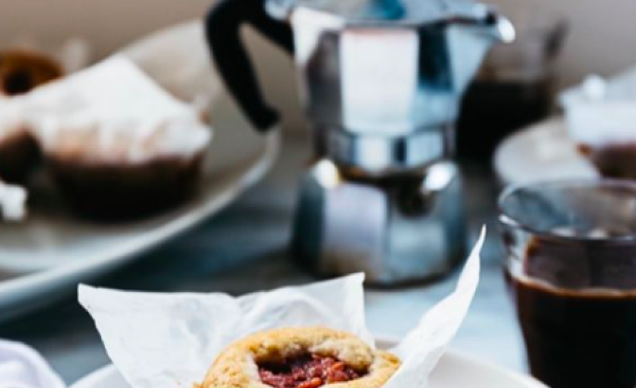 Muffin met rabarber van de moestuin | Foto: Marleen van Es i.s.m. Meisjes Van De Moestuin