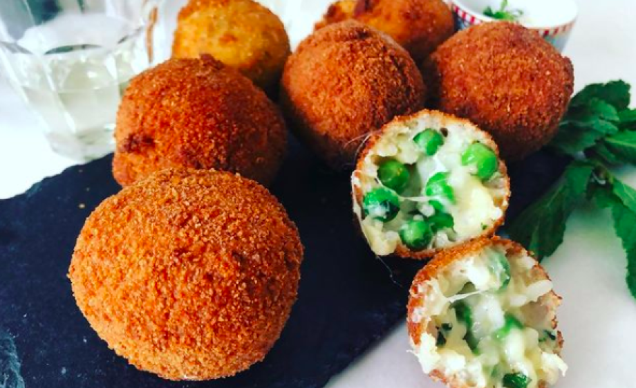 Borrelhapjes met rijst, erwtjes, citroen en munt | Foto: Marleen van Es i.s.m. Meisjes Van De Moestuin