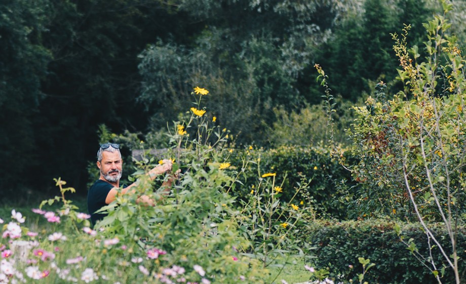 Edwin Flores in zijn tuin | foto: Marjon Lukje