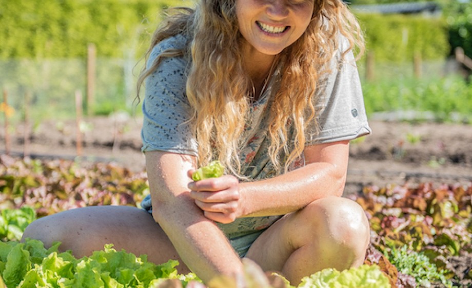 Ellen aan het werk op de stadsboerderij | Foto: Martine Siemes