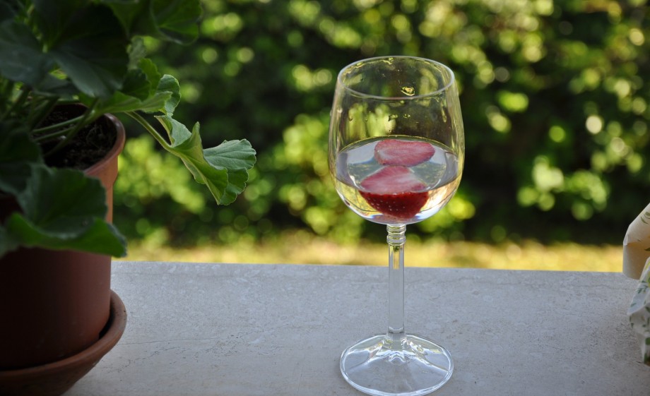 Proosten met een aardbei in prosecco | Foto; Pixabay