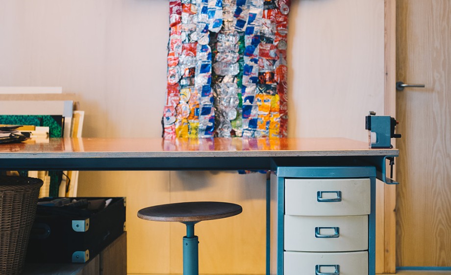 Kimono ontworpen door Beppy met afvalblikjes | Foto: Marjon Lukje