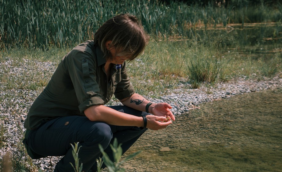 Ecoloog Gaby Bollen bekijkt de kwaliteit van het water | Foto: Sheena Schouwink