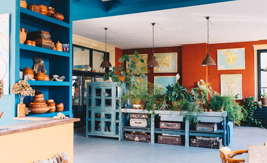 De werkbank in al haar glorie in de woonkamer | Foto: Marjon Lukje