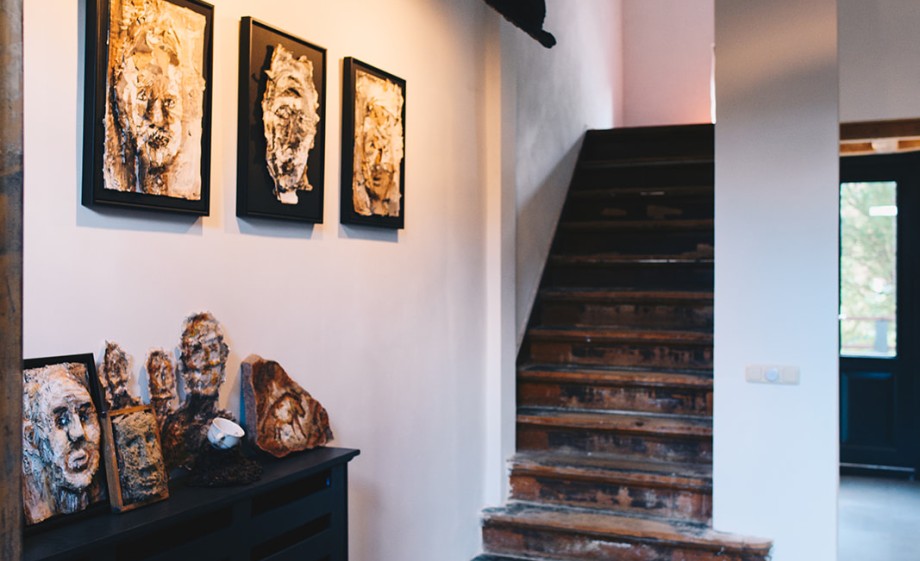 Kust van papier aan de muur en ook de lamp is zelf ontworpen en gemaakt | Foto: Marjon Lukje