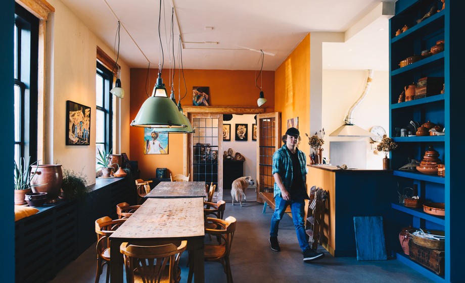 Voldoende ruimte voor een groot gezin hier in de keuken | Foto: Marjon Lukje
