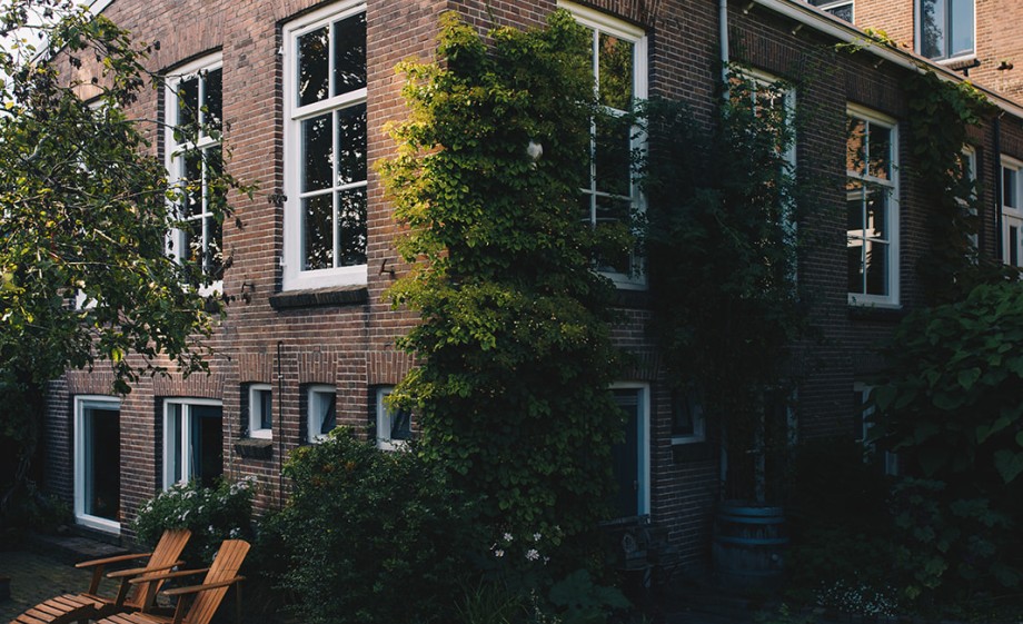 Een ruime achtertuin met vijver in aanbouw | Foto: Marjon Lukje