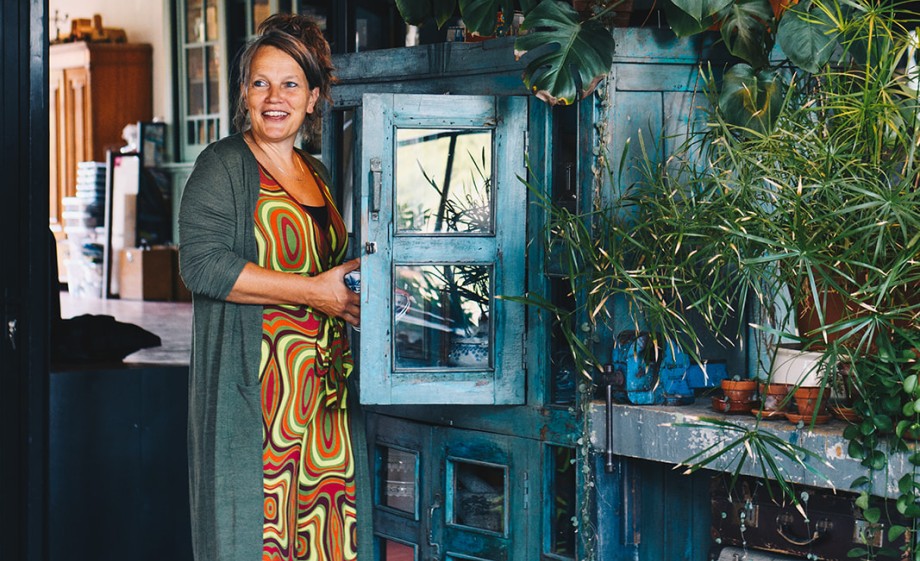 Poldy maakt veel zelf in huis of verzamelt het tweedehands | Foto: Marjon Lukje