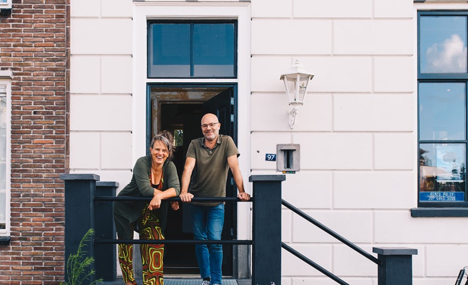Poldy en Remco voor hun woning in Assen | Foto: Marjon Lukje