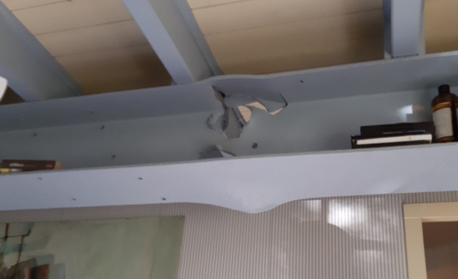 Kogelgat in slaapkamerbalk