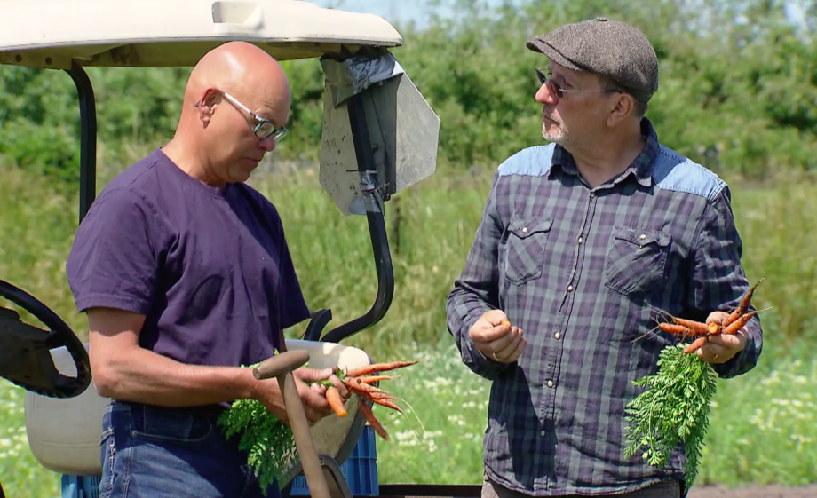 Alain hoort hoe biologisch tuinder Wim Schoemaker omgaat met zijn gewassen