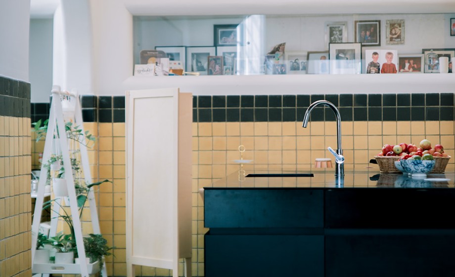 Op de wanden zijn veel tegels behouden | Foto: Sheena Schouwink