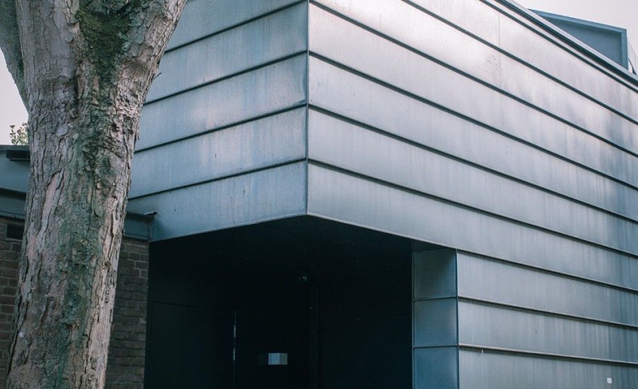 Aan de buitenzijde zie je niet meer dat dit een school is | Foto: Sheena Schouwink