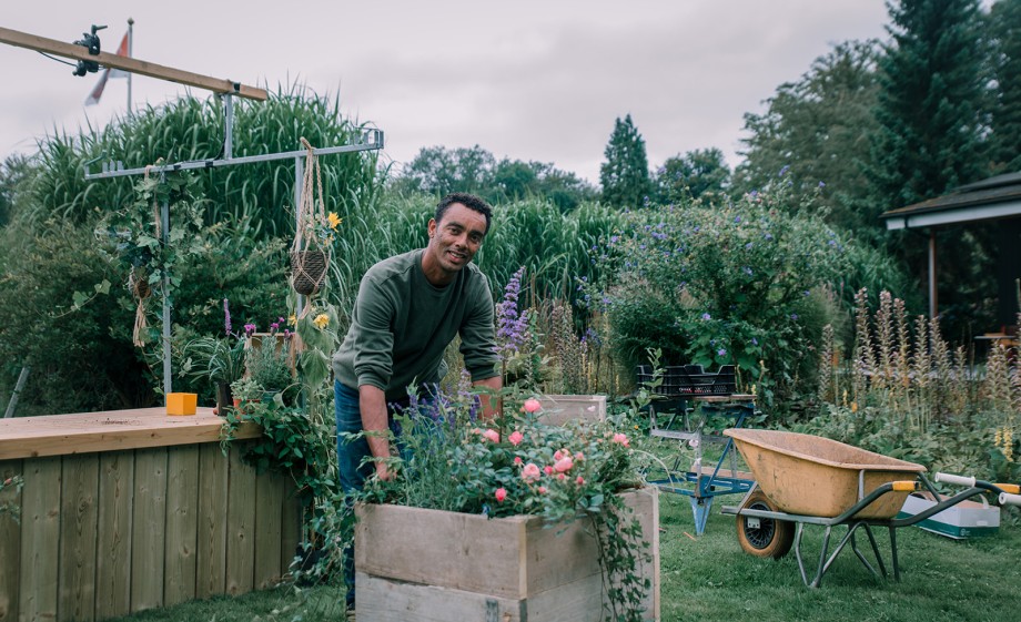 Martin bij zijn plantenbak | Foto: Sheena Schouwink