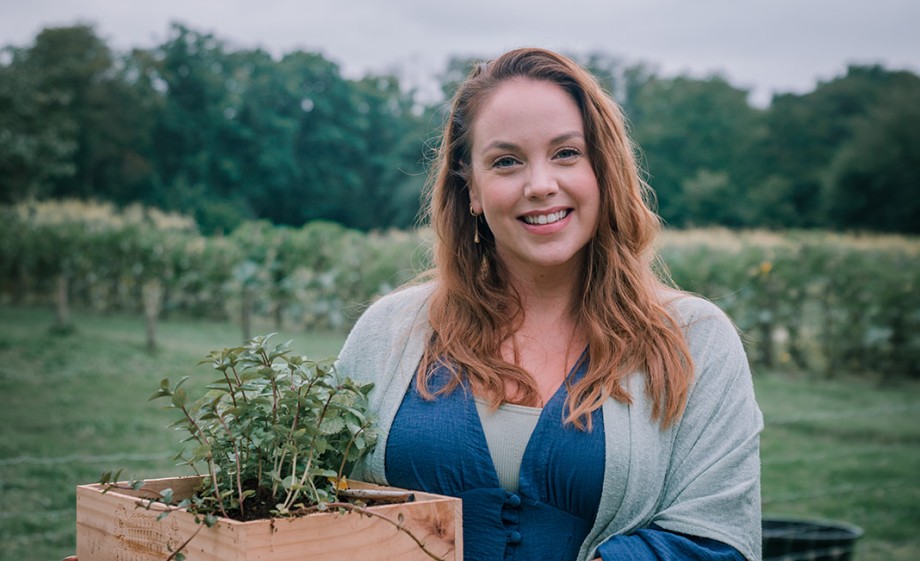 Anne plant deze kruiden in een leuk wijnkistje | Foto: Sheena Schouwink