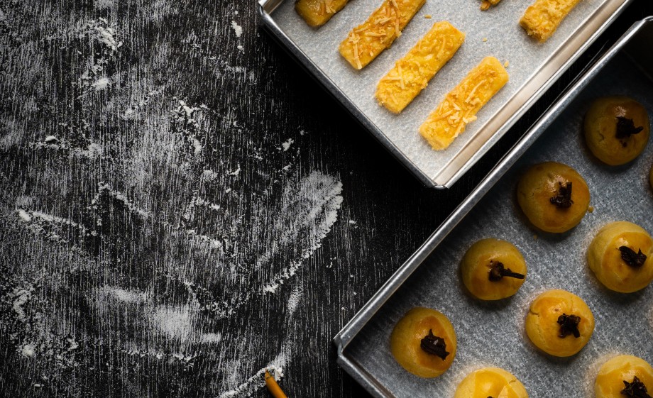 Veel bakmatten hebben zowel een anti-sliplaag als een anti-kleeflaag, zodat etensresten er niet aan blijven zitten