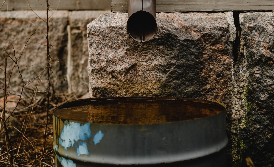 Waterafvoer op een regenton | Foto: Pexels