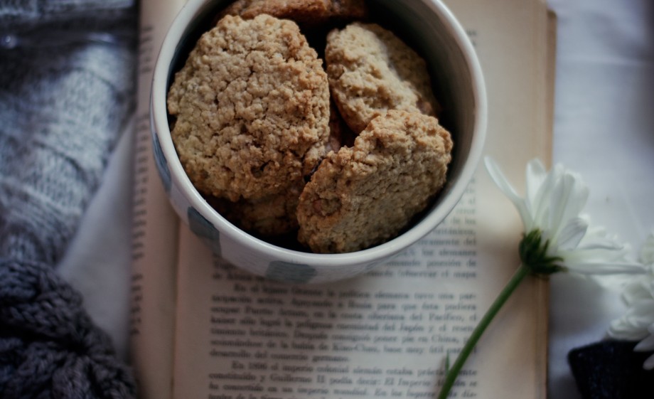 Koekjes in een kommetje dek je af met een passende schotel of deksel erop
