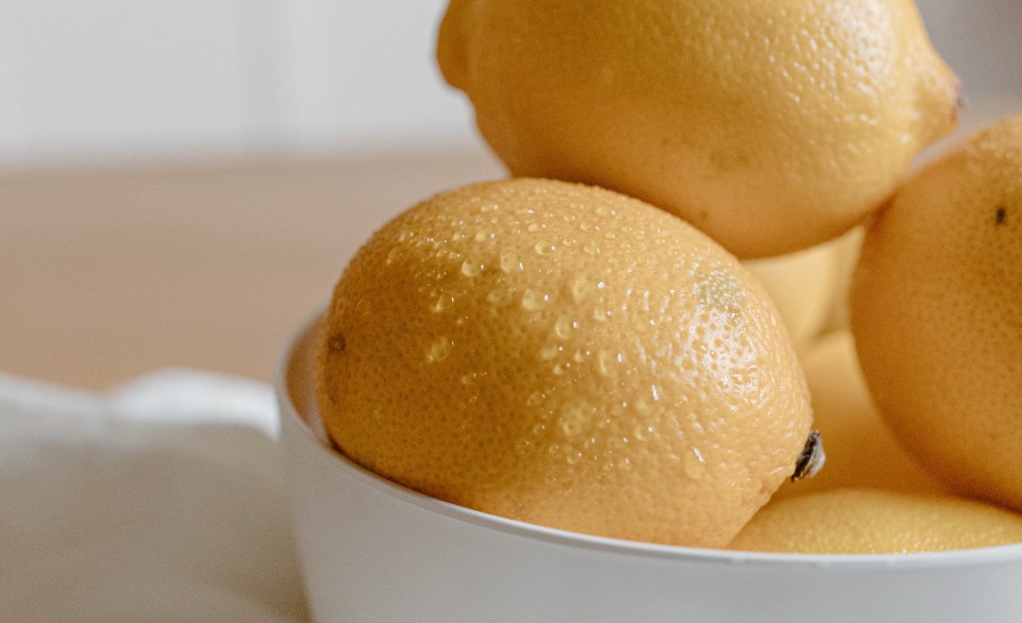 Aangebroken citroenen bewaar je het beste in de koelkast, het liefst op het snijvlak met een schoteltje afgedekt