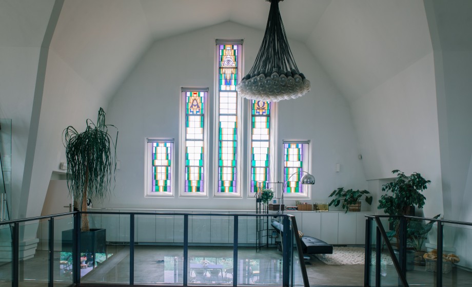 Prachtig glas-in-lood boven in de kerk | Foto: Sheena Schouwink