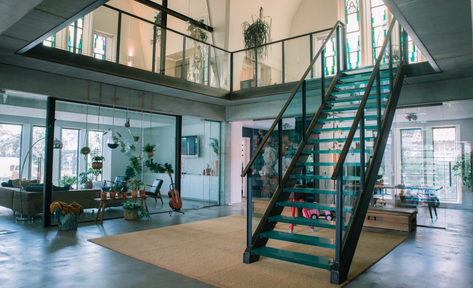 De strakke kerk doet denken aan de tijd dat hier nog een kantoor zat | Foto: Sheena Schouwink