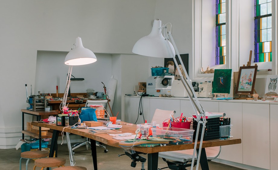 Knutselen in de nok van de kerk | Foto: Sheena Schouwink