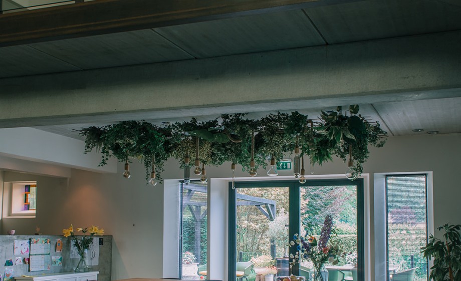 Eten kan met een groot gezin aan de tafel in het hart van de kerk | Foto: Sheena Schouwink