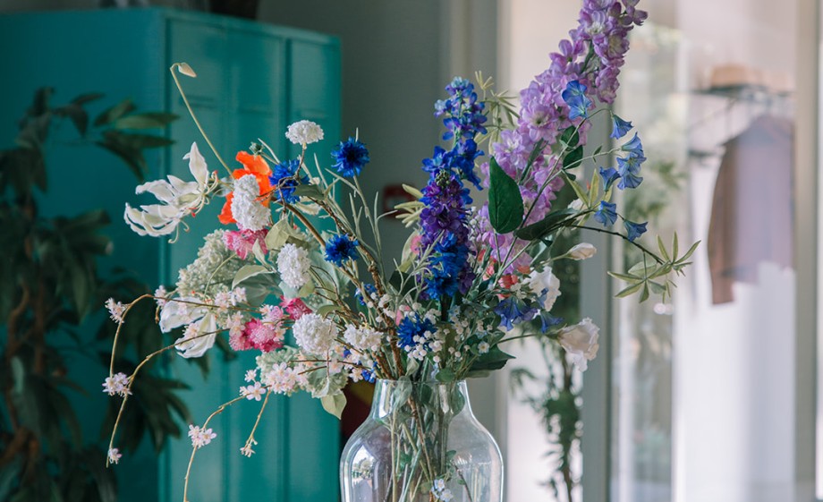Mooie bloemen op tafel in de kerk | Foto: Sheena Schouwink