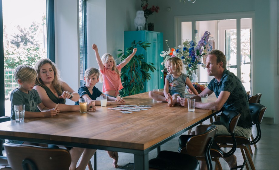 Gezin aan de lange tafel in de kerk | Foto: Sheena Schouwink