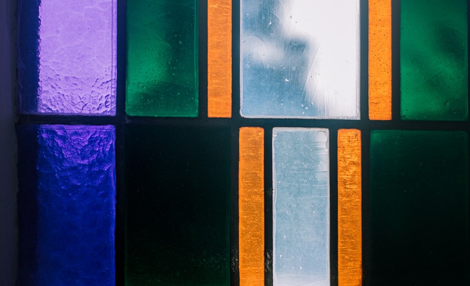 Details in glas-in-lood in de kerk | Foto: Sheena Schouwink