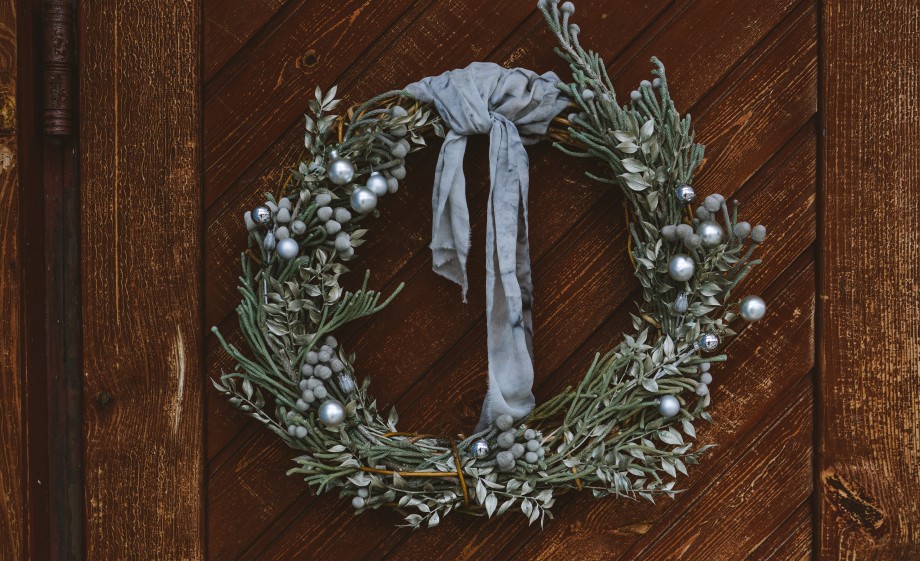 Krans met takken aan de deur | Foto: Pexels