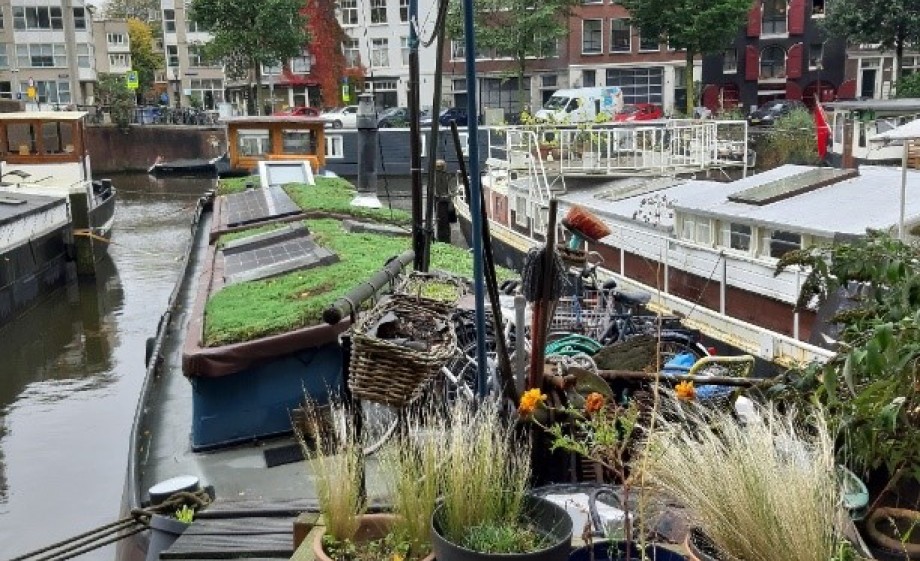 Tjalk oplopen via de loopbrug | Foto: redactie